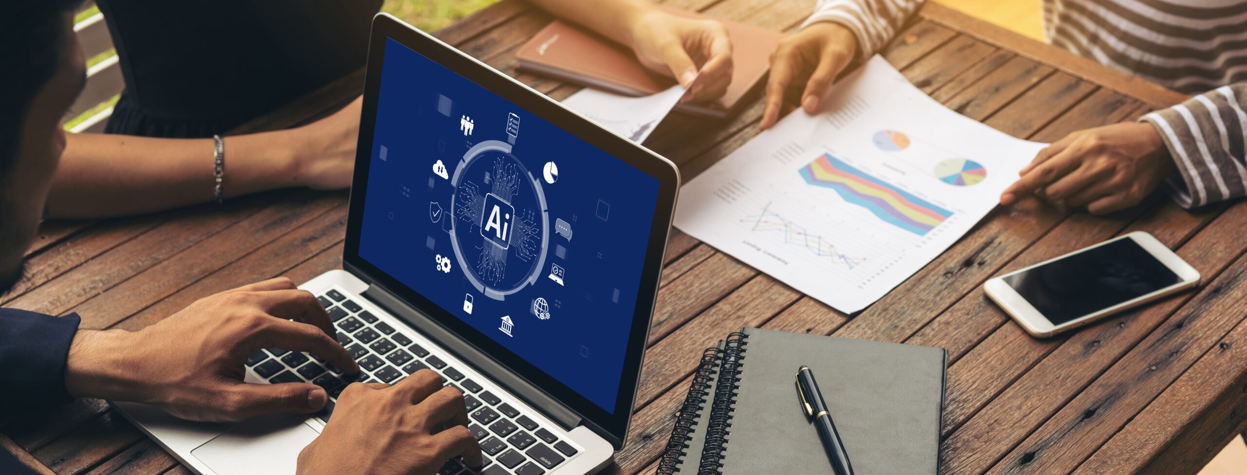 Persoon achter de laptop bezig met AI