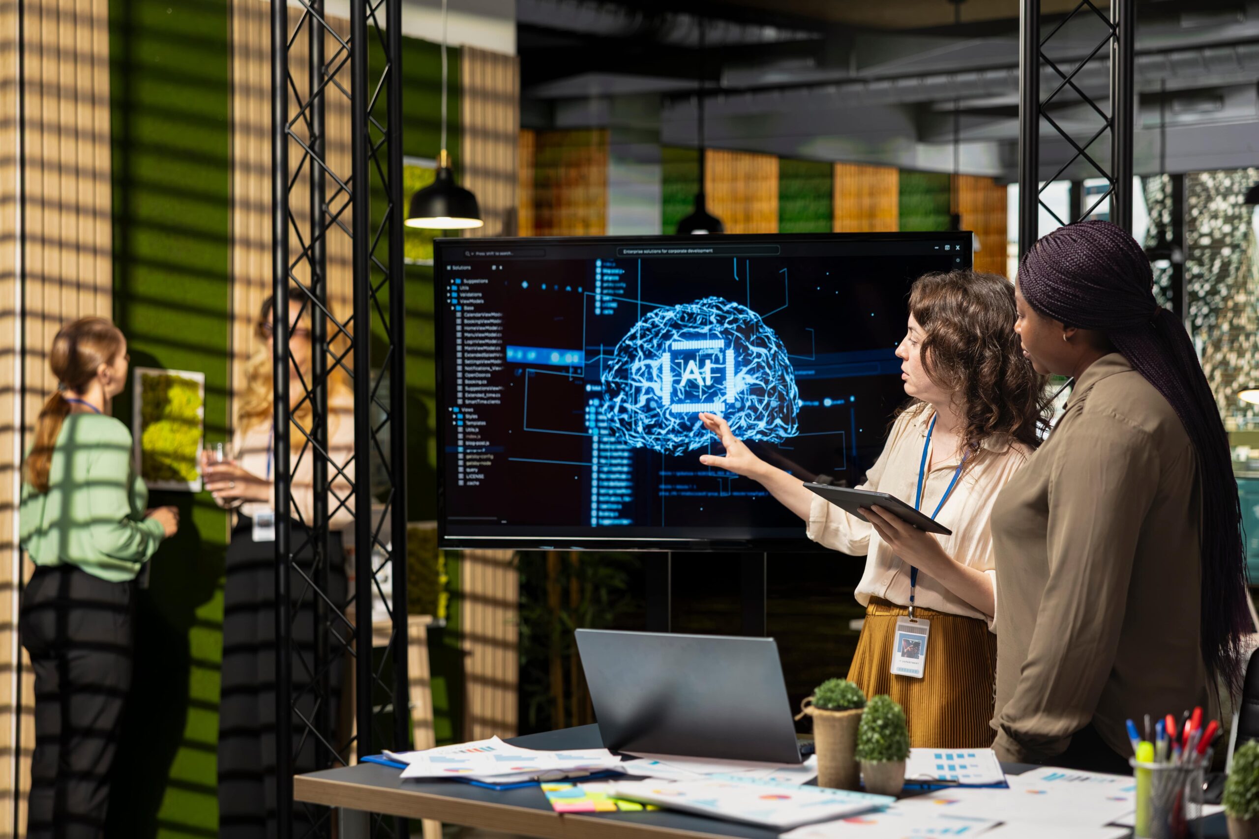 Personen kijken naar een scherm